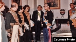 کابینه جمشید آموزگار در مراسم سلام نوروزی در دیدار با محمدرضا شاه پهلوی، مهناز افخمی، وزیر امور زنان، و منوچهر گنجی، وزیر آموزش و پرورش در کنار هم دیده می‌شوند. عکس از آرشیو مهناز افخمی