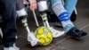 Egy lábprotézist viselő ukrán háborús veterán figyeli az ukrán labdarúgó-válogatott nyilvános edzését Wiesbadenben 2024. június 13-án, csütörtökön, a 2024-es labdarúgó-Európa-bajnokság előtt