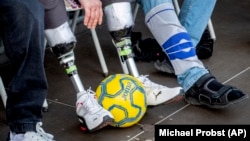 Egy lábprotézist viselő ukrán háborús veterán figyeli az ukrán labdarúgó-válogatott nyilvános edzését Wiesbadenben 2024. június 13-án, csütörtökön, a 2024-es labdarúgó-Európa-bajnokság előtt