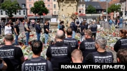 Zyrtarë policorë mblidhen në memorialin e një oficeri të vrarë në një sulm me thikë në Manjahm, Gjermani, 7 qershor 2024.