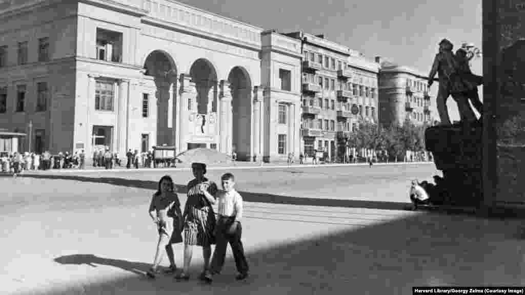 Egy nyári jelenet a mai Donyeckben. A háttérben látható mozit 1939-ben nyitották meg, és Tarasz Sevcsenko ukrán költőről nevezték el. A mozi ma is működik az oroszok által megszállt ukrán városban