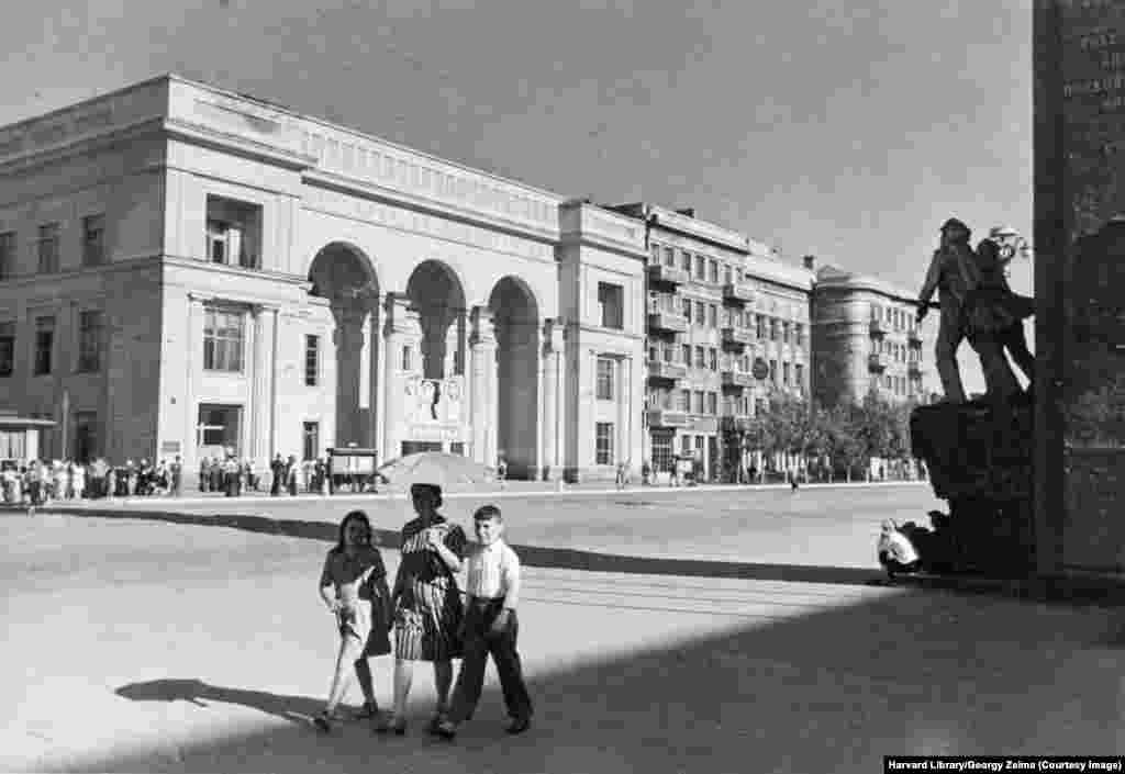 Scenă de vară în Donețkul zilelelor noastre. Cinematograful din spate a fost deschis în 1939 și poartă numele poetului ucrainean Taras Șevcenko. Funcționează și azi, în orașul ocupat de Rusia. &nbsp;