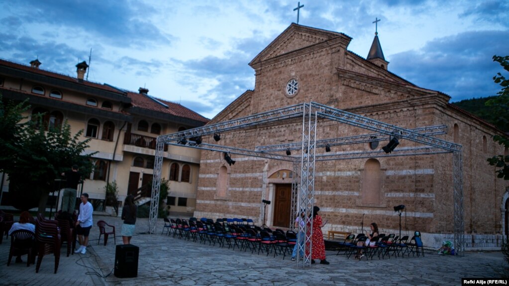 Para Kishës Katolike &quot;Zonja Ndihmëtare&quot; në Prizren mbahen shfaqje në kuadër të festivalit.&nbsp;