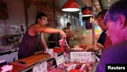 Prodaja svinjetine na pijaci u Pekingu, Kina 9. avgusta 2023.