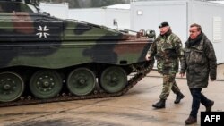 Немецкий министр обороны Борис Писториус (в гражданской одежде) рядом с бронемашиной Marder – такие Германия предоставляет Украине