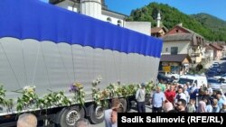 Građani u Srebrenici odaju počast žrtvama genocida.