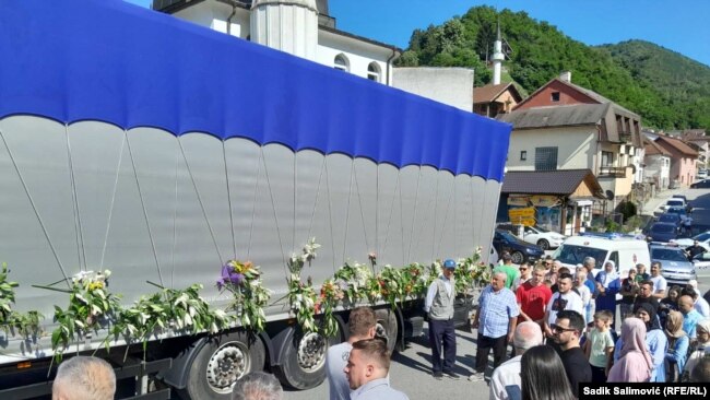 Građani u Srebrenici odaju počast žrtvama genocida.