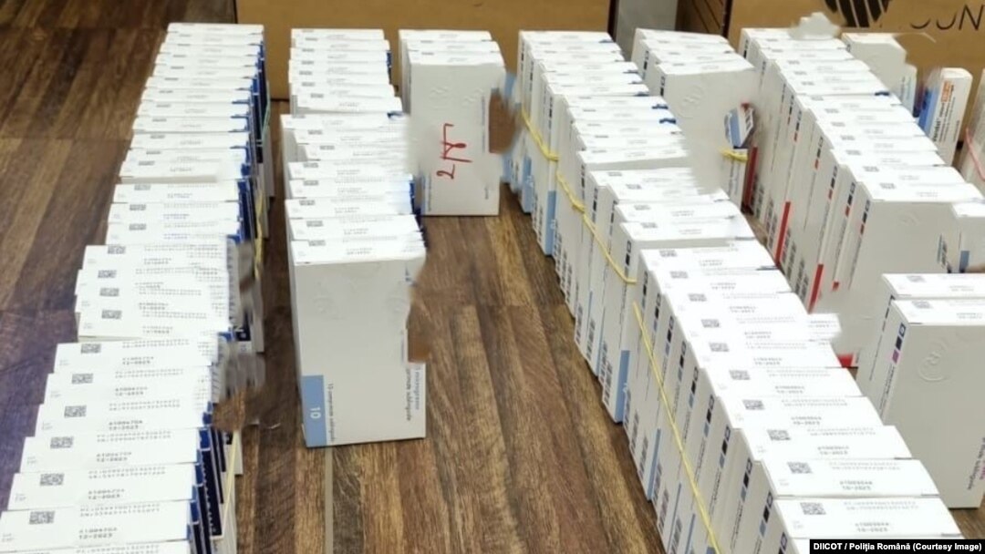 Cutii cu fentanil descoperite de DIICOT, BCCO și Poliția Română la domiciliul angajatului din industria farmaceutică.