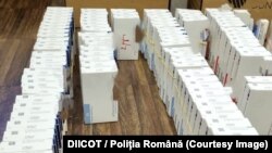 Cutii cu fentanil descoperite de DIICOT, BCCO și Poliția Română la domiciliul angajatului din industria farmaceutică.