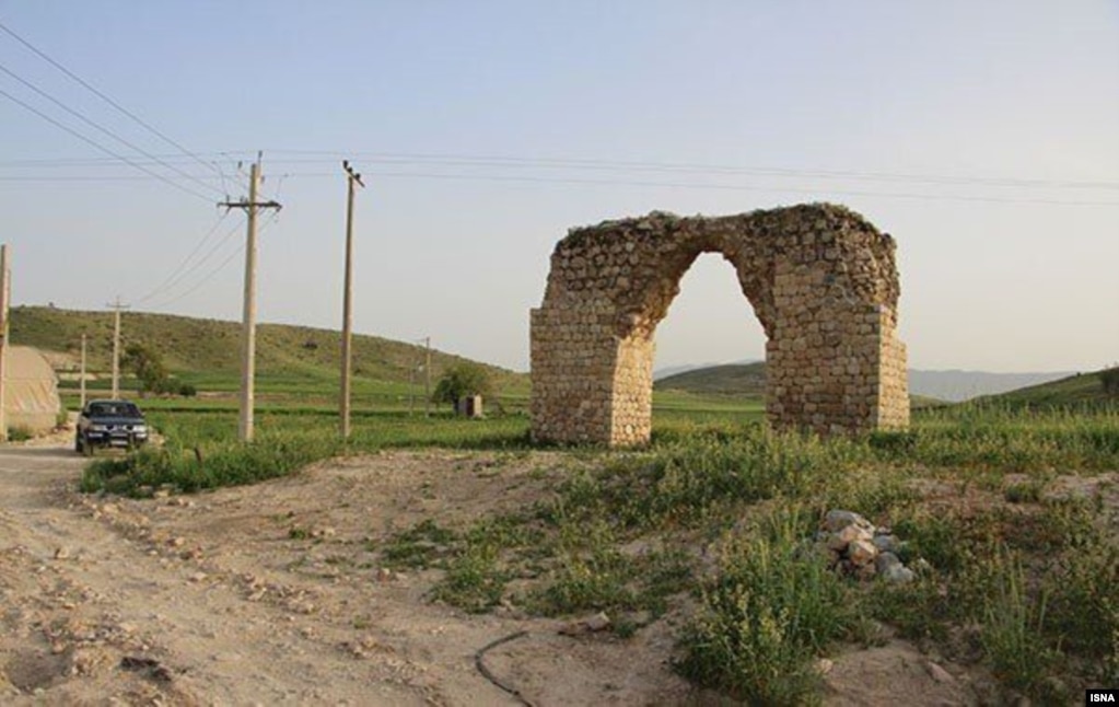 عکسی که در سال ۱۳۹۶ از آتشکده کازرون گرفته شده است