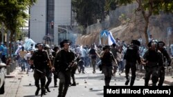 Demonstranti iz Eritreje sa palicama i zastavama u sukobu sa izraelskim snagama u Tel Avivu, 2. septembar 