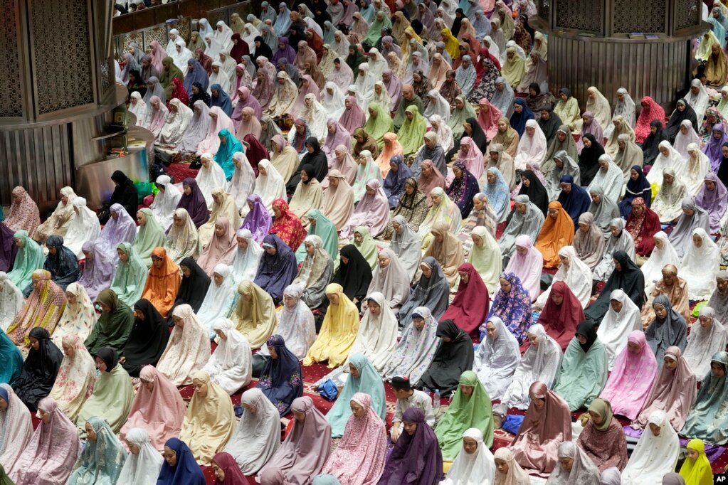 Besimtaret myslimane marrin pjesë gjatë lutjeve të mbrëmjes, teravive,&nbsp;gjatë muajit të Ramazanit, në xhaminë Istiqlal në Xhakarta, Indonezi, 11 mars 2024.
