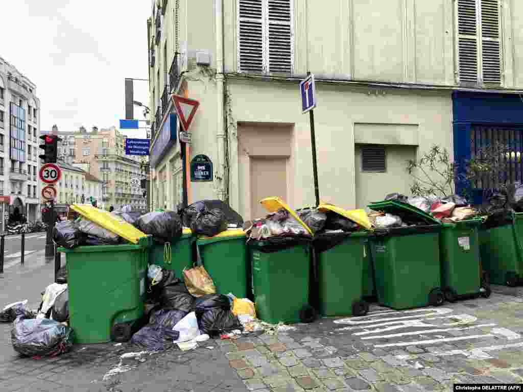 ФРАНЦИЈА -&nbsp;Во Париз, светската туристичка дестинација која лани ја посетија над 34 милиони туристи, посетителите во изминатите денови се сликаат покрај купишта ѓубре настанати поради штрајкот на ѓубреџиите, како дел од протестот поради непопуларната реформа на пензискиот систем.