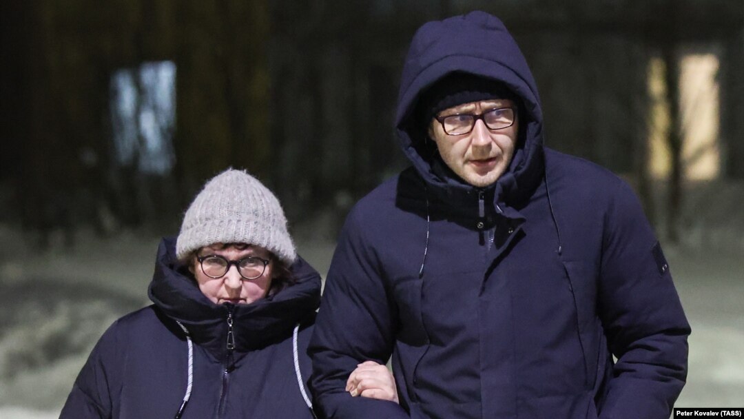 Ludmila Navalnaia, mama opozantului Alexei Navalnîi, și avocatul acestuia, în fața unui birou al Comitetului rus de Investigații din Salehard, regiunea arctică a Rusiei din Iamalia-Neneția, 17 februarie 2024.