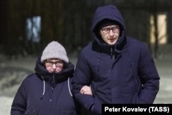 Мать Алексея Навального Людмила Навальная и адвокат у Салехардского межрайонного следственного отдела