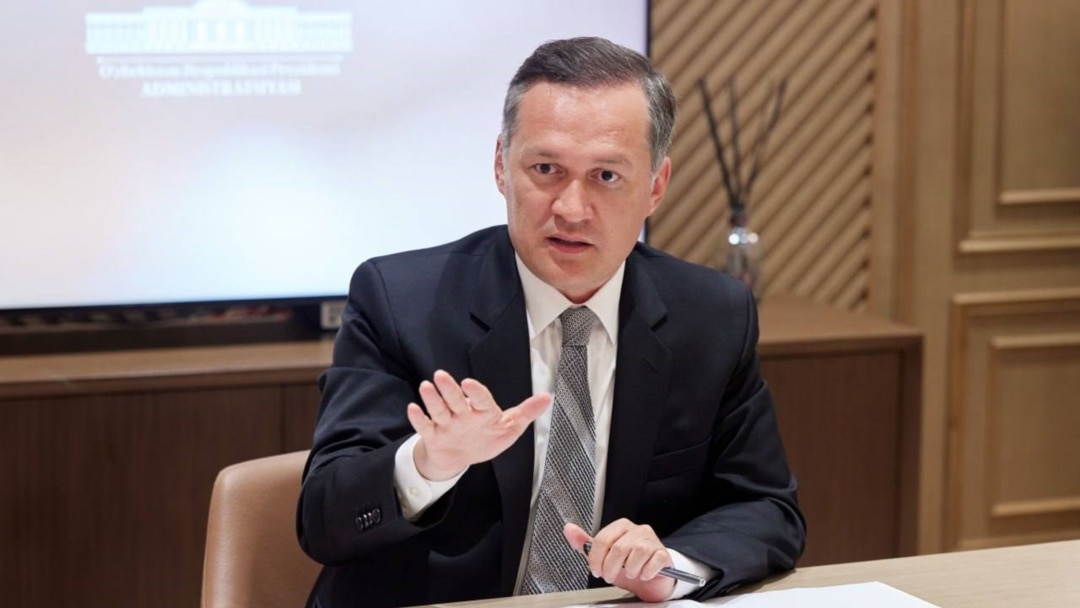 Yuqori sifatli porno yosh hol Er jinsiy aloqa paytida xotinining mushukini yalaydi