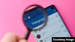 Просмотр приложения Telegram на смартфоне. Иллюстративное фото