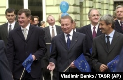 Președintele slovac Rudolf Schuster (centru), prim-ministrul Mikulas Dzurinda (dreapta) și președintele Parlamentului Pavol Hrusovsky îndeamnă cetățenii să voteze la referendumul privind aderarea la Uniunea Europeană din 16 și 17 mai 2003.