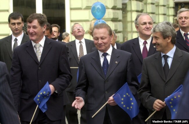 Președintele slovac Rudolf Schuster (centru), prim-ministrul Mikulas Dzurinda (dreapta) și președintele Parlamentului Pavol Hrusovsky îndeamnă cetățenii să voteze la referendumul privind aderarea la Uniunea Europeană din 16 și 17 mai 2003.