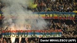 Романските навивачи држат транспарент „Косово е Србија“ за време на квалификацискиот фудбалски натпревар за ЕУРО 2024 од првото коло меѓу Романија и Косово, Букурешт, 12 септември 2023 