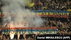 Bannerul ridicat de suporteri ai echipei de fotbal a României la meciul împotriva echipei din Kosovo. 