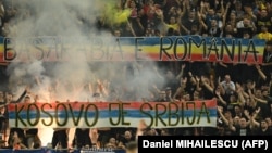 Rumunski navijači ističu transparent (na srpskom) "Kosovo je Srbija" tokom fudbalske utakmice prvog kola grupe I kvalifikacija za EURO 2024 između Rumunije i Kosova u Bukureštu 12. septembra 2023.