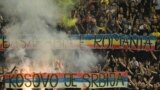 Tifozët rumunë duke mbajtur një pankartë me mbishkrimin në serbisht "Kosova është Serbi" gjatë ndeshjes kualifikuese të futbollit të EURO 2024, ndërmjet Rumanisë dhe Kosovës në Bukuresht, 12 shtator 2023.