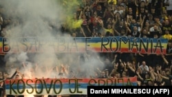 Tifozët rumunë duke mbajtur një pankartë me mbishkrimin në serbisht "Kosova është Serbi" gjatë ndeshjes kualifikuese të futbollit të EURO 2024, ndërmjet Rumanisë dhe Kosovës në Bukuresht, 12 shtator 2023.