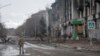 Український військовослужбовець йде порожньою вулицею у прифронтовому місті Бахмут, 21 лютого 2023 року 