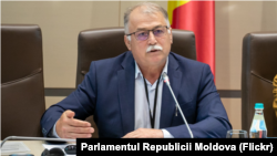 Ion Creangă lucrează în cadrul Direcției juridice a Parlamentului timp de 32 de ani.