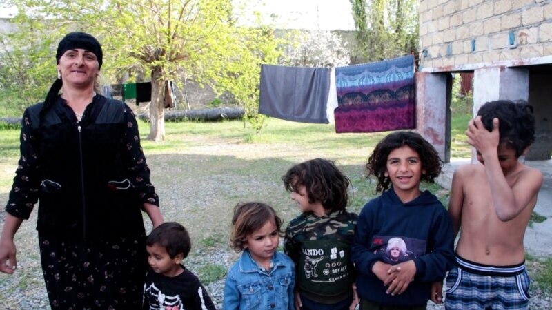 'Da li da sedimo kod kuće i da umremo od gladi?': Ispovesti Roma iz Azerbejdžana
