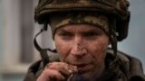 Українські військові стріляють з міномета по російських позиціях біля Бахмуту 8 березня 2023 року.<br />
<br />
Оскільки регулярні частини російської армії та солдати ПВК &laquo;Вагнер&raquo; оточують Бахмут з трьох боків, Часів Яр, розташований лише за кілька кілометрів на захід від Бахмуту, може стати наступним оплотом ЗСУ у боротьбі проти армії РФ