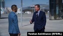 Дэвид Кэмерон даёт интервью Казахской редакции RFE/RL. Астана, 25 апреля 2024 года