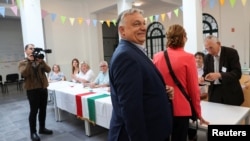 Orbán Viktor miniszterelnök és felesége, Lévai Anikó szavazni készül Budapesten az európai parlamenti és helyhatósági választásokon 2024. június 9-én. Fotó: Reuters / Bernadet