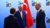 رجب طیب اردوغان در حال دست دادن با اولف کریسترسون، نخست‌وزیر سوئد؛ دبیرکل ناتو نیز در کنار آن‌ها حضور دارد