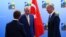 رجب طیب اردوغان در حال دست دادن با اولف کریسترسون، نخست‌وزیر سوئد؛ دبیرکل ناتو نیز در کنار آن‌ها حضور دارد