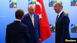 Єнс Столтенберґ (праворуч) організував зустріч Реджепа Ердогана (у центрі) та прем’єр-міністра Швеції Ульфа Крістерссона