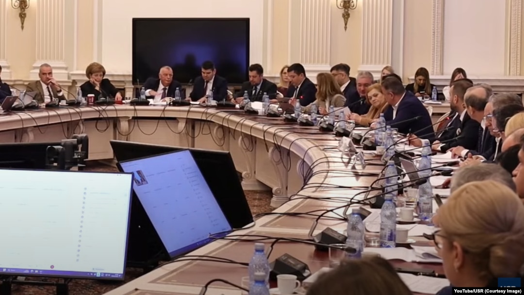 Comisiile juridică, de apărare şi de muncă din Senat în timpul dezbaterilor cu privire la amendamentele depuse de PSD, PNL și UDMR la proiectul de lege al Guvernului privind pensiile speciale.