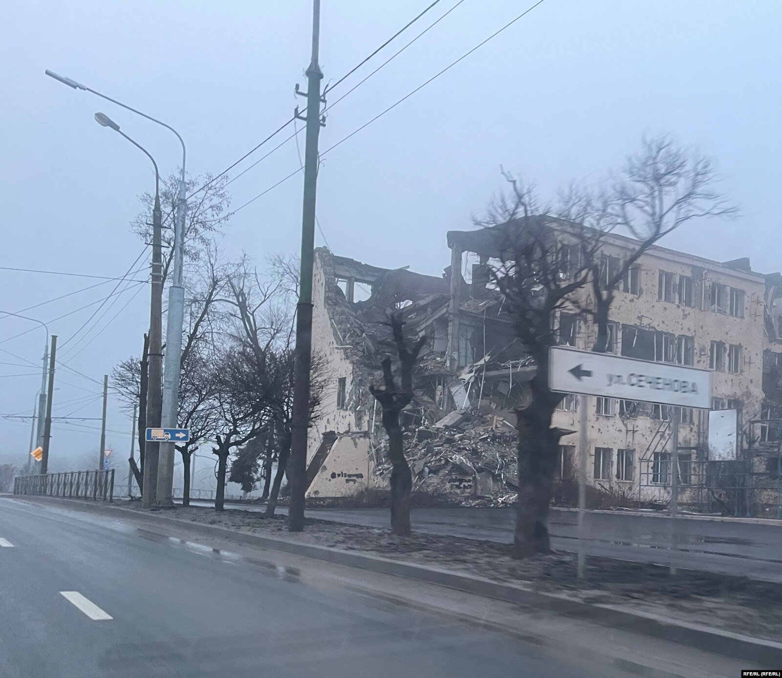 Стирают любые напоминания об Украине. Жизнь в оккупированном Мариуполе.  Читайте на UKR.NET