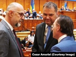 Fostul vicepremier, Kelemen Hunor, fostul ministru al Dezvoltării, Cseke Attila, și fostul premier, Florin Cîțu, discută înaintea ședinței de plen pentru validarea Guvernului Ciolacu. 15 iunie 2023.