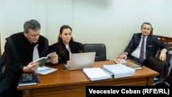 Fostul premier Vlad Filat și avocații săi, în timpul ședinței de judecată din 27 februarie 2024.