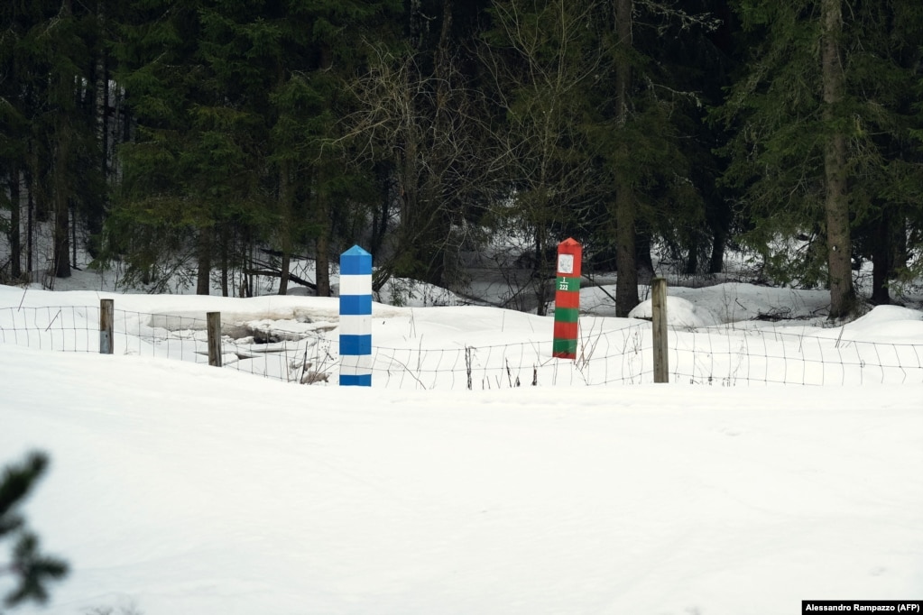 Shenjat kufitare finlandeze (majtas) dhe ruse të fotografuara pranë Imatrës në juglindje të Finlandës. Pas pranimit të Finlandës më 4 prill në aleancën ushtarake të NATO-s dhe kërcënimeve të Kremlinit për hakmarrje të paspecifikuara, Tolppanen tha se &quot;në këtë situatë krejtësisht të ndryshuar, Finlanda duhet të ketë kontroll kufitar më të besueshëm dhe më të pavarur&quot;. &nbsp;