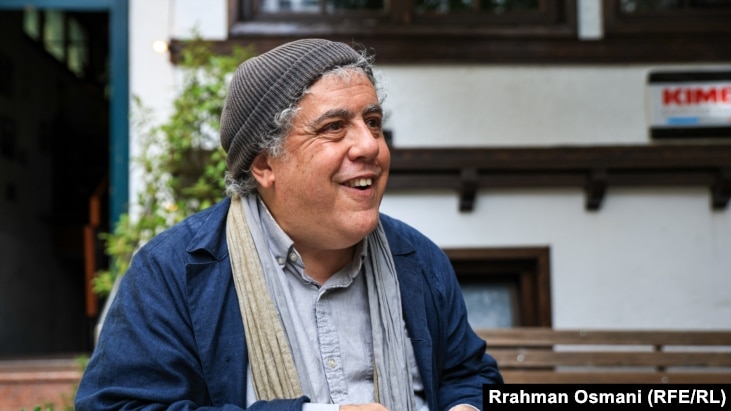 Ron Haviv gjatë një interviste për Radion Evropa e Lirë, në Prishtinë, më 10 qershor 2024.