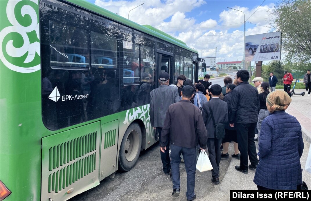 Олар автобусқа мініп кетеді