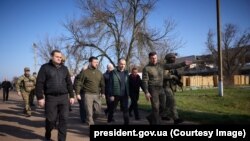 Президент також вручив державні нагороди українським військовослужбовцям, які беруть участь в обороні Херсонської області