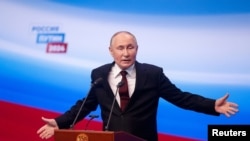 Президент РФ Володимир Путін жестикулює на пресконференції після оголошення про його перемогу на виборах, Москва, 17 березня 2024 року