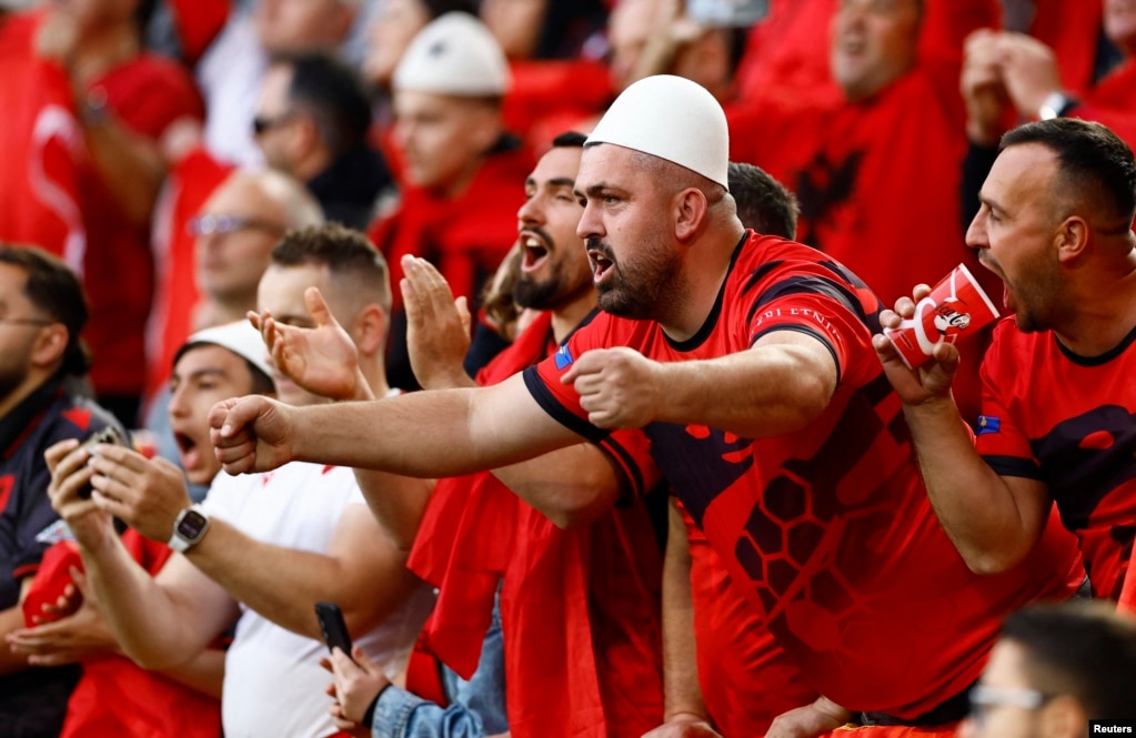 Gëzimi i madh i tifozëve shqiptarë pas golit më të shpejtë të shënuar në kampionat evropian dhe epërsisë së Shqipërisë ndaj Italisë me 1:0. Megjithatë, në fund u gëzuan tifozët italianë. Shqipëria humbi 2:1.