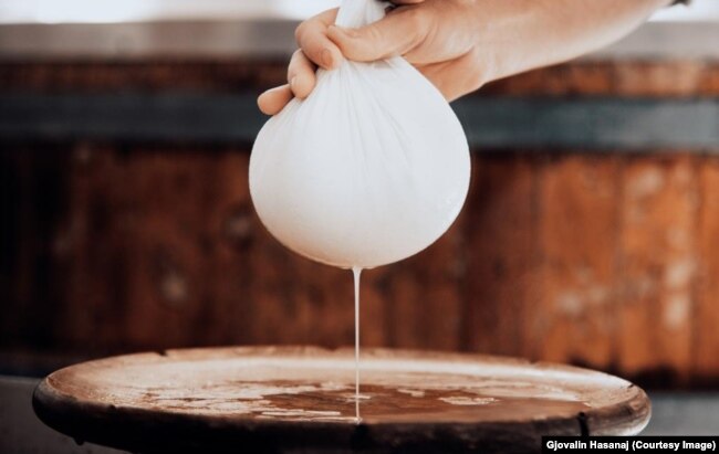 Hapi i parë për të bërë djathin e zier është nxënia e djathit me qumësht lope të pazier në mënyrë tradicionale.