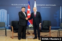 Лідер Північної Кореї Кім Чен Ин (л) та президент Росії Володимир Путін після переговорів, 13 вересня 2023 року