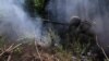 Український військовий веде вогонь із протитанкового гранатомета поблизу Бахмута, 13 липня 2023 року